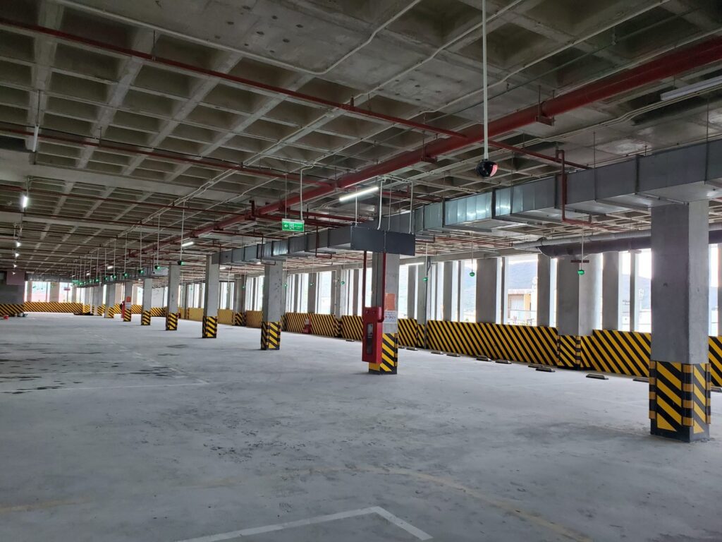 Bãi đỗ xe ô tô trong tòa nhà EcoLife Riverside