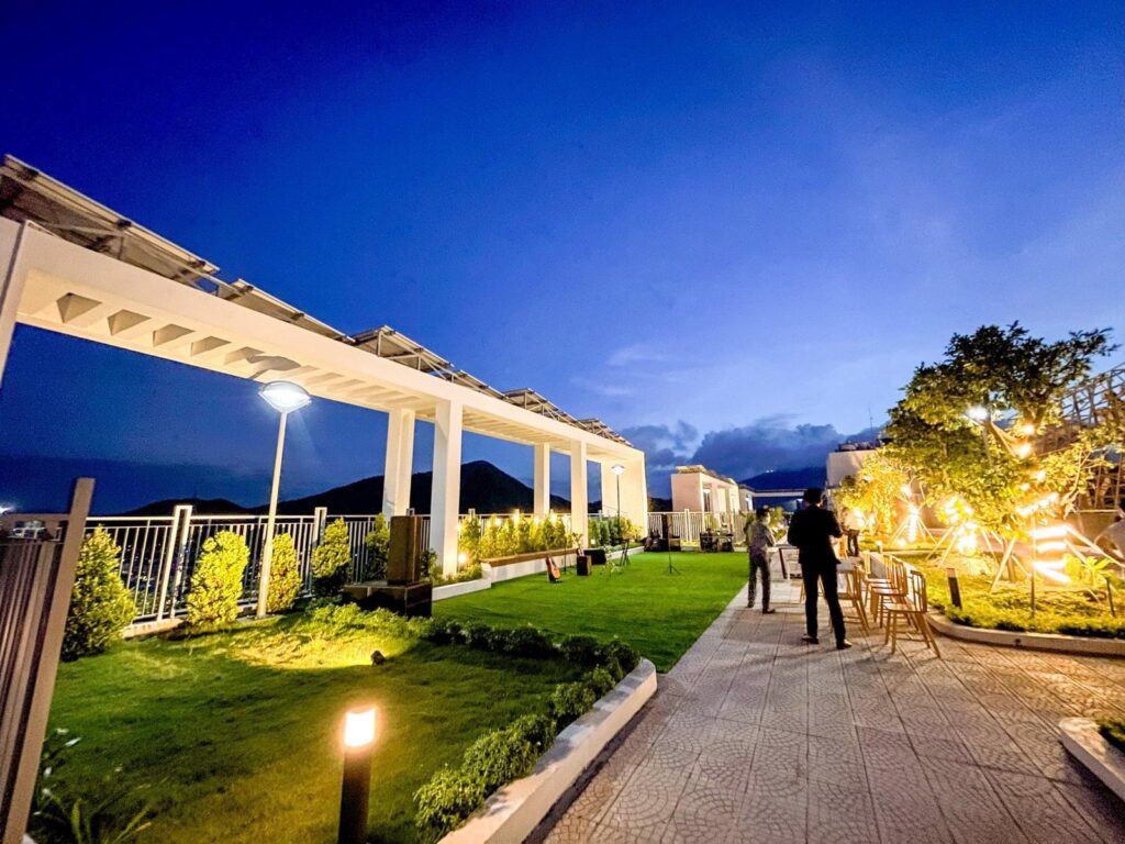 Vườn trên mái EcoLife Riverside về đêm, có pin năng lượng mặt trời
