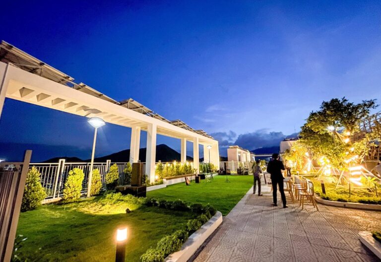 Vườn trên mái EcoLife Riverside về đêm, có pin năng lượng mặt trời