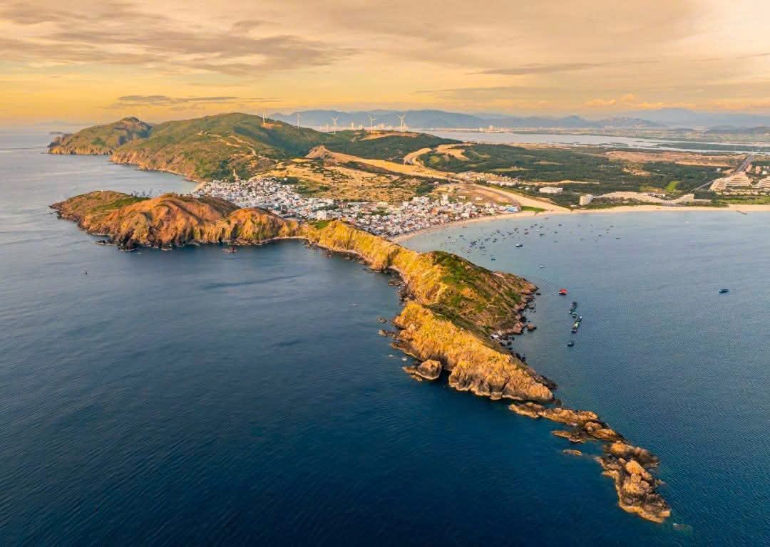 Bán đảo Phương Mai và làng biển Nhơn Lý lúc hoàng hôn, phường Quy Nhơn Đông