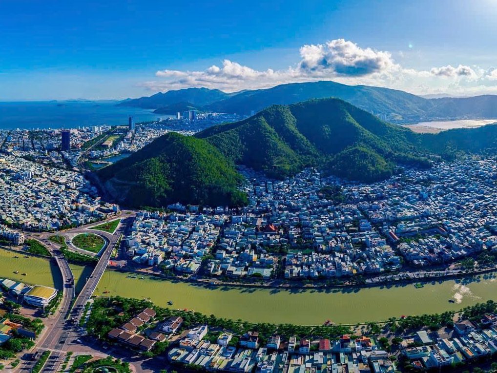 Sông Hà Thanh và khu dân cư Nhơn Bình nhìn từ trên cao, phường Quy Nhơn Đông